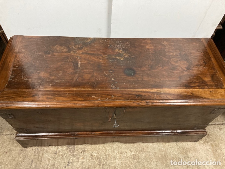 Antig&uuml;edades: Arca antigua nogal restaurada - Foto 2