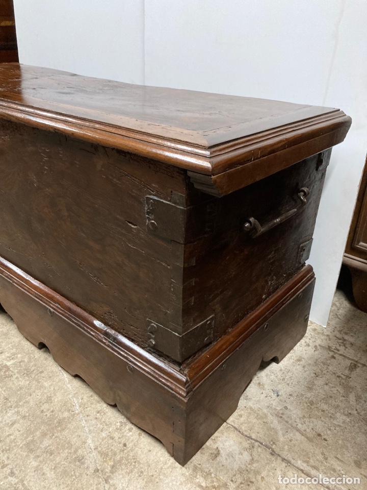 Antig&uuml;edades: Arca antigua nogal restaurada - Foto 3
