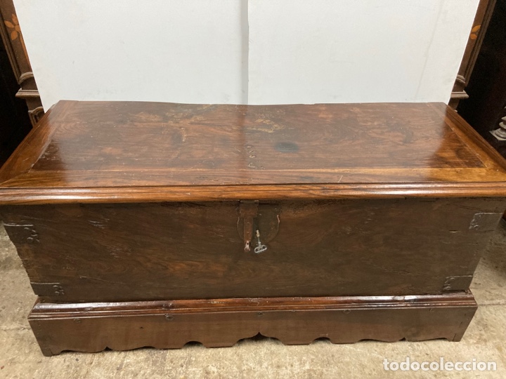 Antig&uuml;edades: Arca antigua nogal restaurada - Foto 1