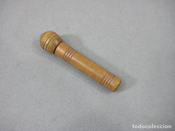 Antig&uuml;edades: ANTIGUO ALFILITERO POPULAR DE MADERA DE 8 CMS DE LARGO - Foto 1