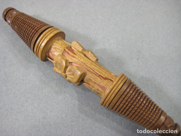 Antig&uuml;edades: ANTIGUO ALFILITERO DE MADERA TALLADA. 11 CMS - Foto 3