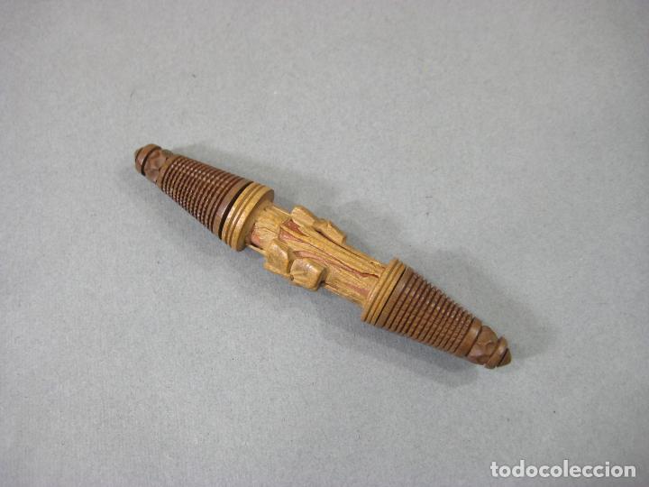 Antig&uuml;edades: ANTIGUO ALFILITERO DE MADERA TALLADA. 11 CMS - Foto 1