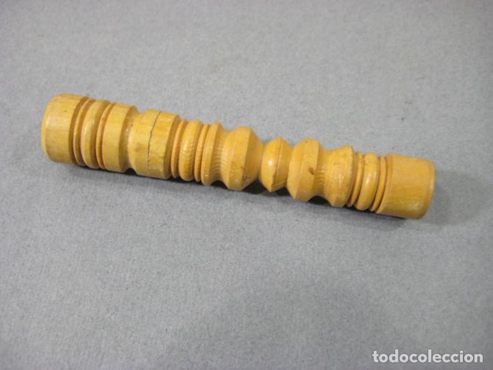 Antig&uuml;edades: ALFILITERO ANTIGUO DE MADERA TALLADA. 8 CMS - Foto 2