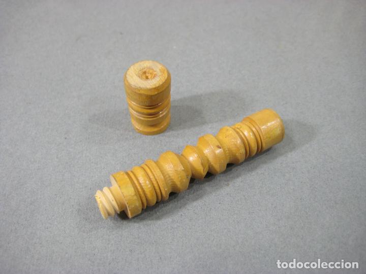 Antig&uuml;edades: ALFILITERO ANTIGUO DE MADERA TALLADA. 8 CMS - Foto 1
