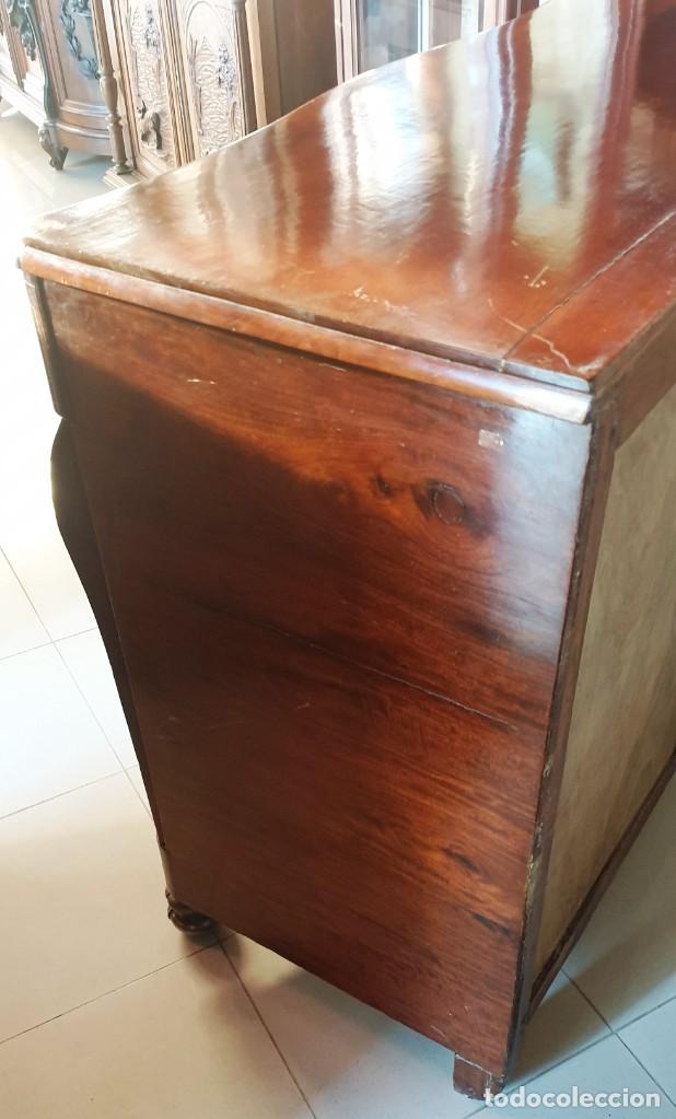 Antig&uuml;edades: C&oacute;moda Isabelina de caoba y marqueter&iacute;a - Foto 3