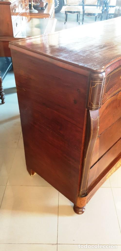 Antig&uuml;edades: C&oacute;moda Isabelina de caoba y marqueter&iacute;a - Foto 4