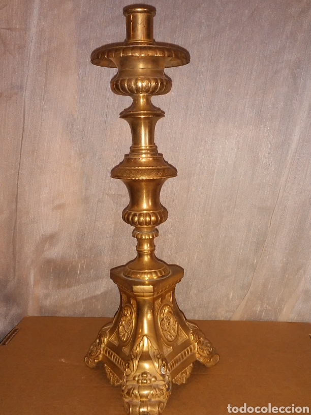 Antig&uuml;edades: candelabro de metal con pie triangular labrado, XVIII - Foto 2