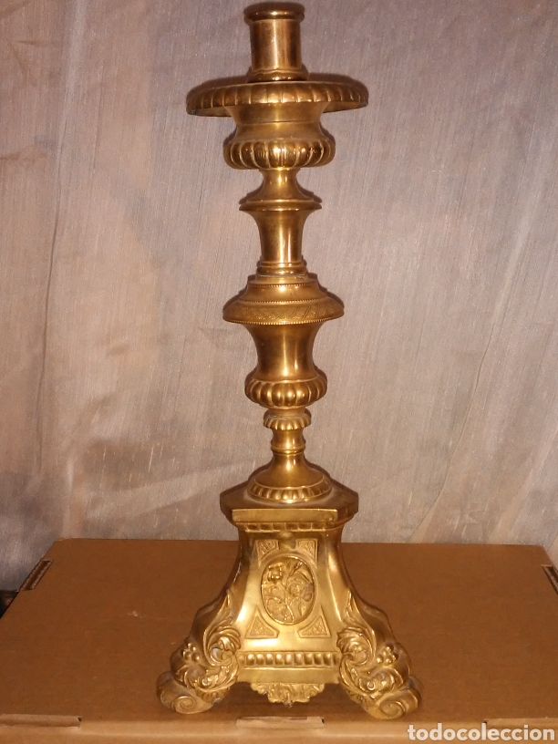 Antig&uuml;edades: candelabro de metal con pie triangular labrado, XVIII - Foto 1