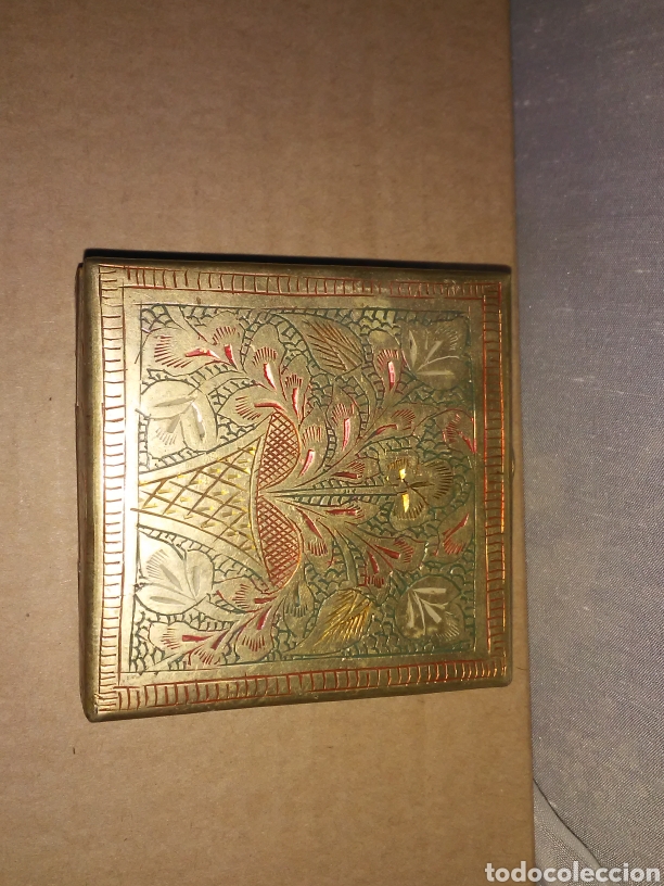 Antig&uuml;edades: caja de metal labrada - Foto 1