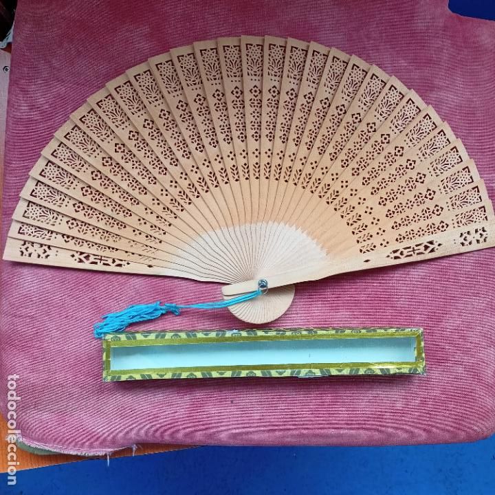 Antig&uuml;edades: Abanico de madera con guarda abanicos - Foto 1