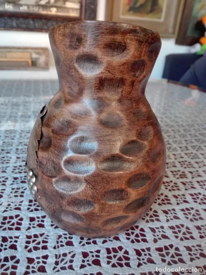Antig&uuml;edades: Jarra de madera con hoja y uvas de lat&oacute;n - Foto 3