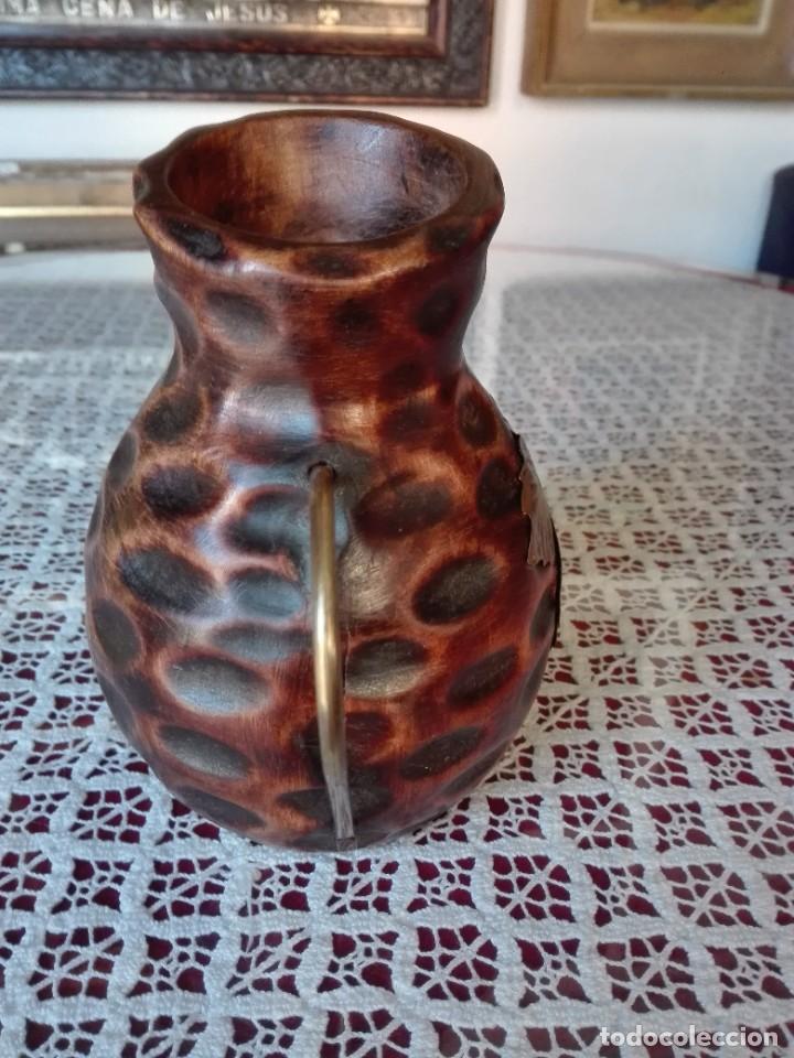Antig&uuml;edades: Jarra de madera con hoja y uvas de lat&oacute;n - Foto 5