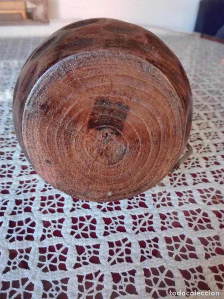 Antig&uuml;edades: Jarra de madera con hoja y uvas de lat&oacute;n - Foto 7
