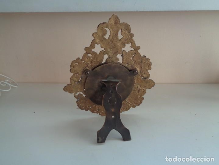 Antig&uuml;edades: ANTIGUO PORTARRETRATOS EN BRONCE - Foto 2