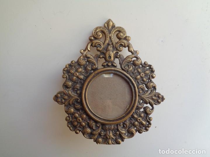Antig&uuml;edades: ANTIGUO PORTARRETRATOS EN BRONCE - Foto 3