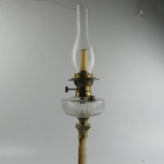 Oggetti Antichi: EXCELENTE LAMPARA QUINQUE - CRISTAL Y LATON PIE DE BRONSE Y MARMOL OBJETO DE DECORACION. Lote 311521308