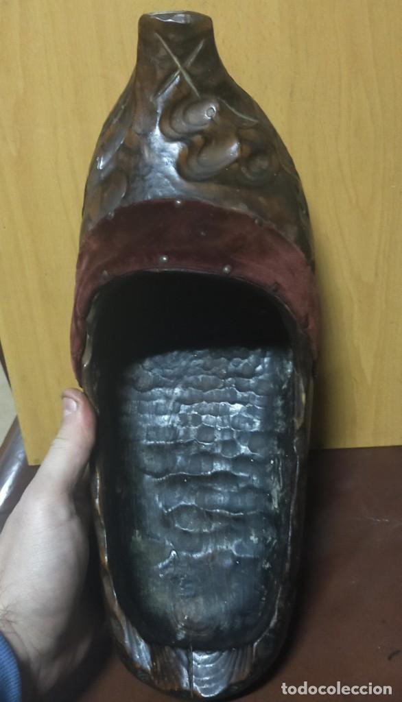 Antig&uuml;edades: Antiguo y enorme zueco de madera - Foto 1