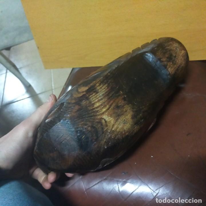 Antig&uuml;edades: Antiguo y enorme zueco de madera - Foto 6