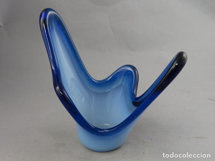 Antig&uuml;edades: Centro en vidrio azul y blanco de Murano - Foto 1