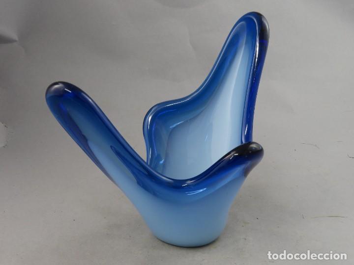 Antig&uuml;edades: Centro en vidrio azul y blanco de Murano - Foto 2