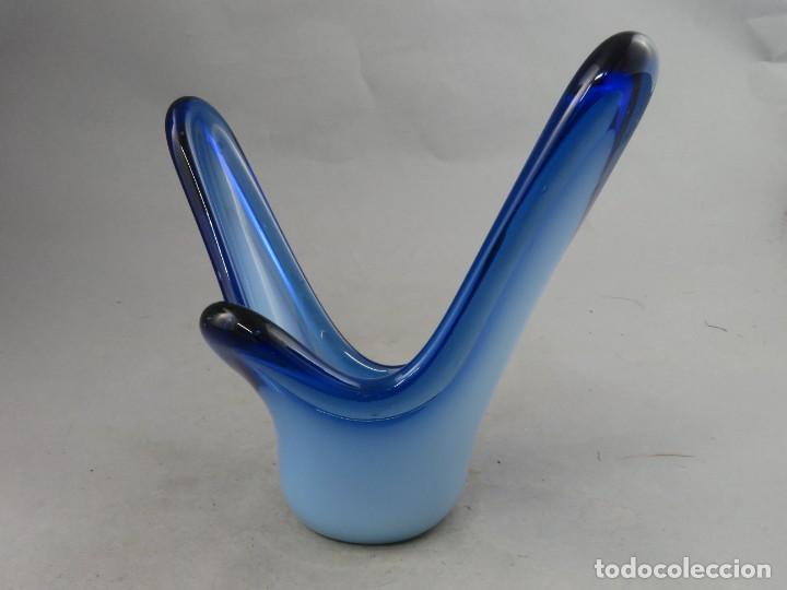 Antig&uuml;edades: Centro en vidrio azul y blanco de Murano - Foto 3