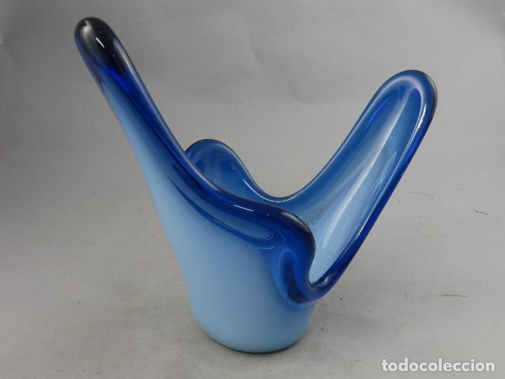 Antig&uuml;edades: Centro en vidrio azul y blanco de Murano - Foto 4