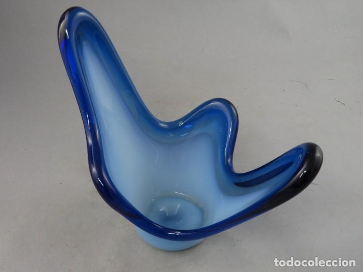 Antig&uuml;edades: Centro en vidrio azul y blanco de Murano - Foto 5