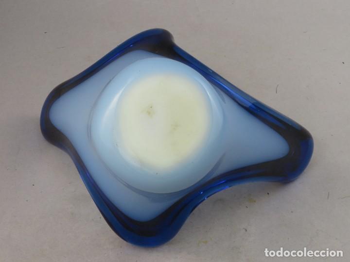 Antig&uuml;edades: Centro en vidrio azul y blanco de Murano - Foto 6