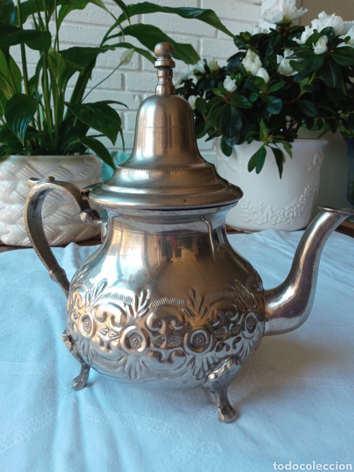 Antiguidades: Tetera &aacute;rabe de metal plateado con decoraci&oacute;n en relieve