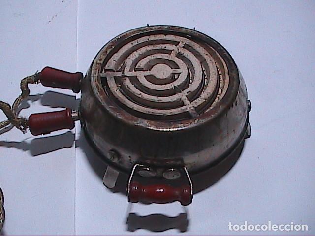 Antiquit&auml;ten: PEQUE&Ntilde;O Y ANTIGUO CALENTADOR EL&Eacute;CTRICO DE TAZAS O PEQUE&Ntilde;AS OLLAS.