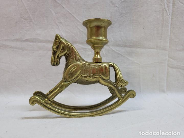 Antig&uuml;edades: PORTAVELAS CABALLITO BALANCIN EN BRONCE - Foto 1