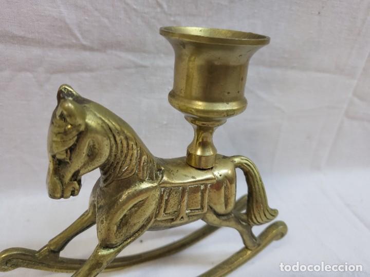 Antig&uuml;edades: PORTAVELAS CABALLITO BALANCIN EN BRONCE - Foto 2