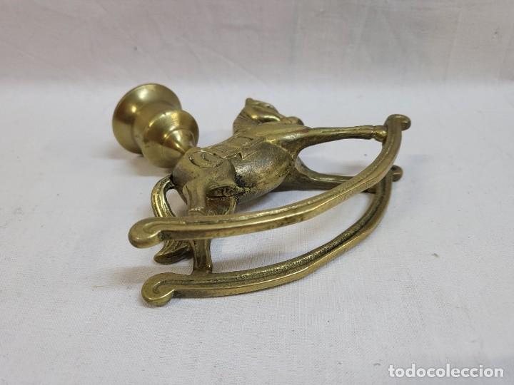 Antig&uuml;edades: PORTAVELAS CABALLITO BALANCIN EN BRONCE - Foto 4