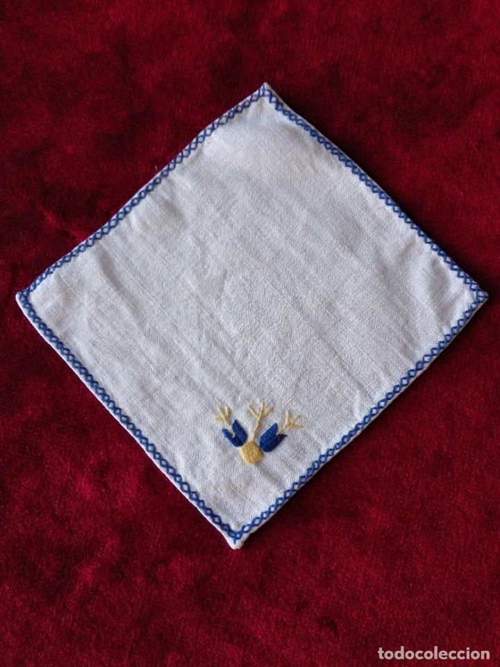 Antiques: Tapetito con flor bordada en azul d&eacute;cada de los 60 m&aacute;s o menos