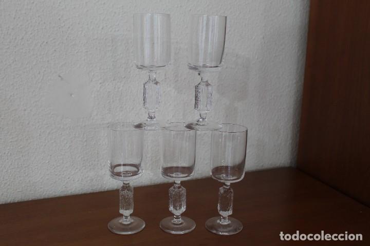 Antig&uuml;edades: LOTE 5 COPAS CRISTAL MEDIDA JEREZ PIE RECTANGULAR TALLADO - Foto 1