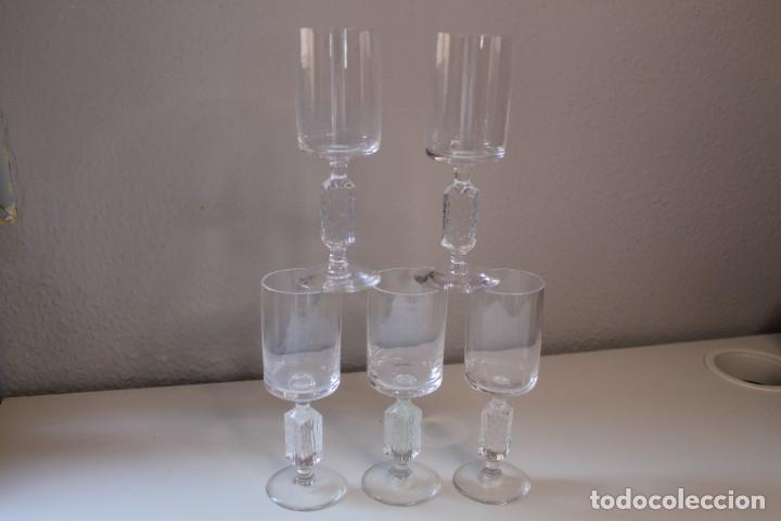 Antig&uuml;edades: LOTE 5 COPAS CRISTAL MEDIDA JEREZ PIE RECTANGULAR TALLADO - Foto 2