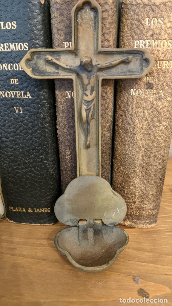 Antig&uuml;edades: ANTIGUA BENDITERA METAL DORADO - Foto 3
