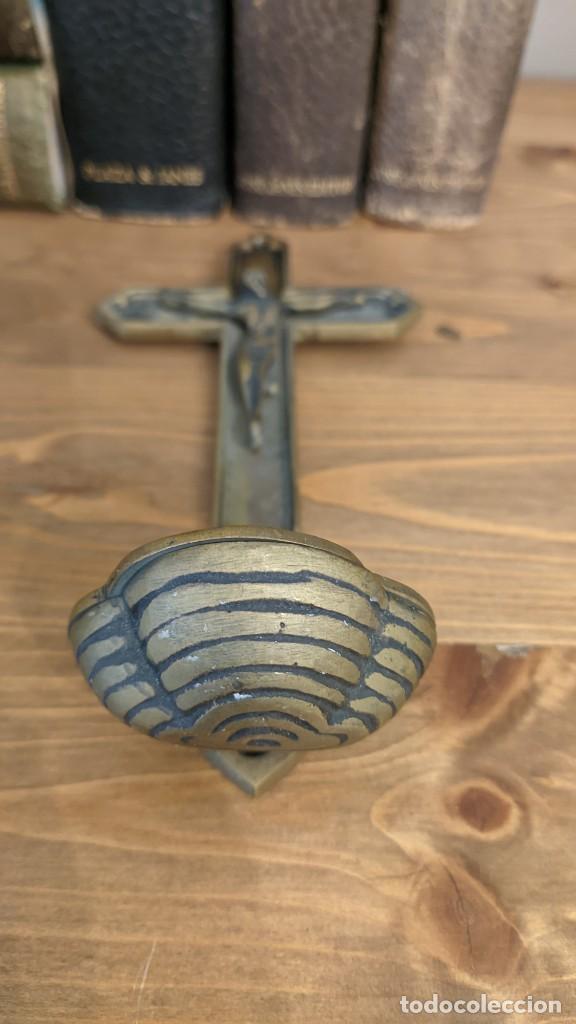 Antig&uuml;edades: ANTIGUA BENDITERA METAL DORADO - Foto 5