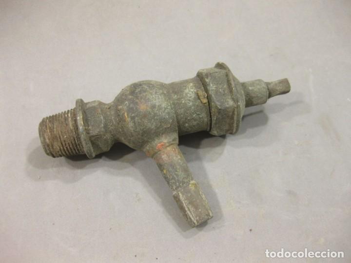 Antig&uuml;edades: Raro grifo o v&aacute;lvula de bronce. - Foto 1