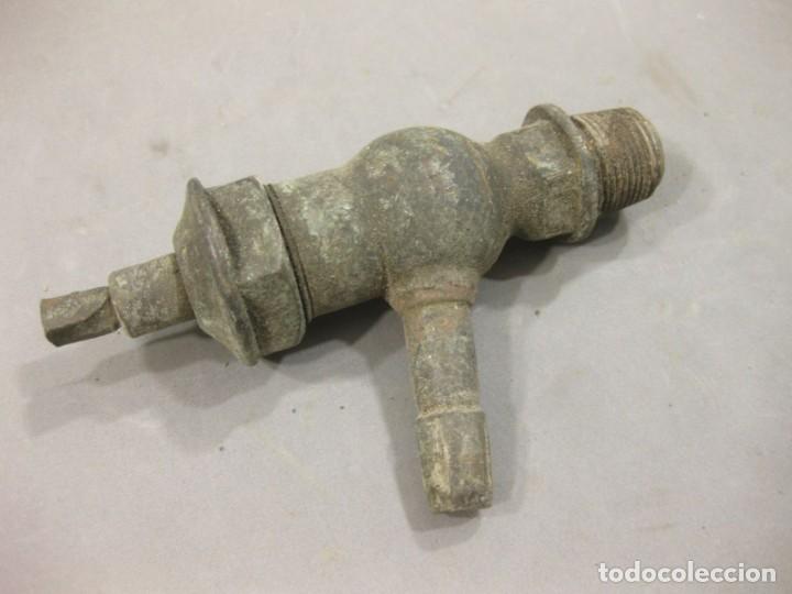 Antig&uuml;edades: Raro grifo o v&aacute;lvula de bronce. - Foto 2