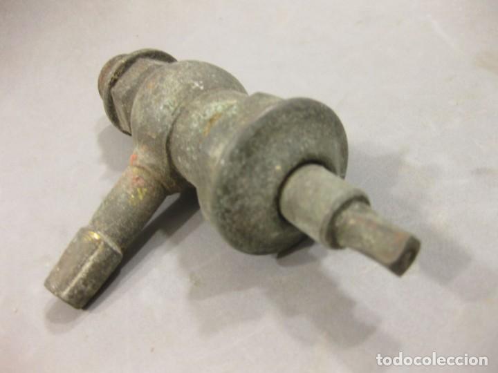 Antig&uuml;edades: Raro grifo o v&aacute;lvula de bronce. - Foto 3