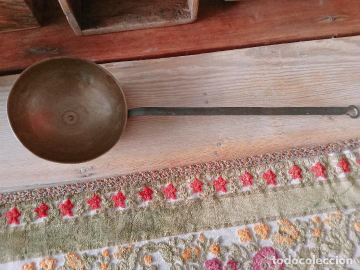 Antig&uuml;edades: Antiguo cazo de lat&oacute;n - Foto 2
