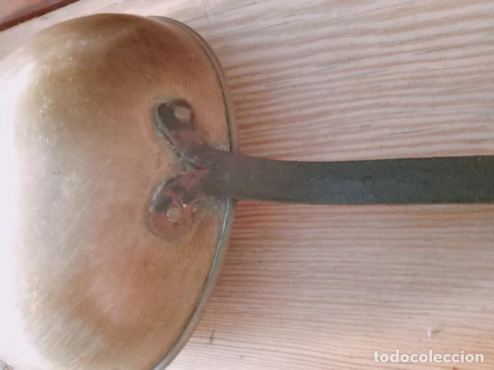 Antig&uuml;edades: Antiguo cazo de lat&oacute;n - Foto 4