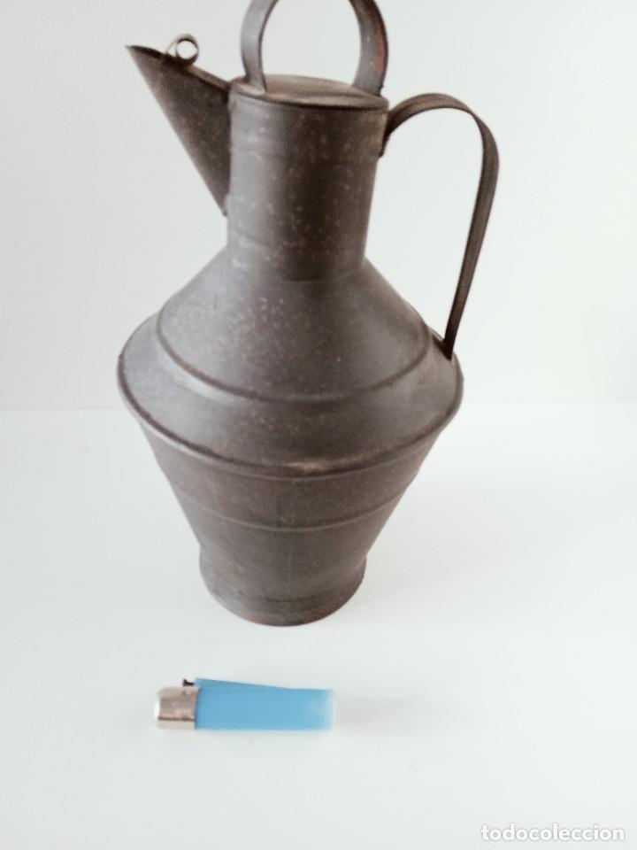 Antig&uuml;edades: Aceitera de un litro en hojalata - Foto 2