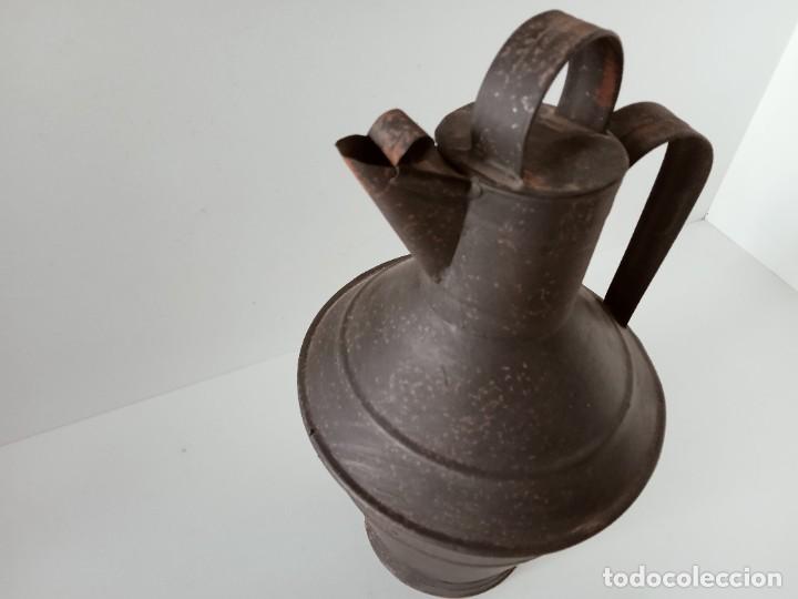 Antig&uuml;edades: Aceitera de un litro en hojalata - Foto 3
