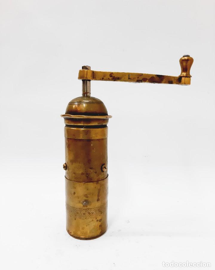 Antiquit&eacute;s: Molinillo de caf&eacute; turco antiguo de lat&oacute;n grabado