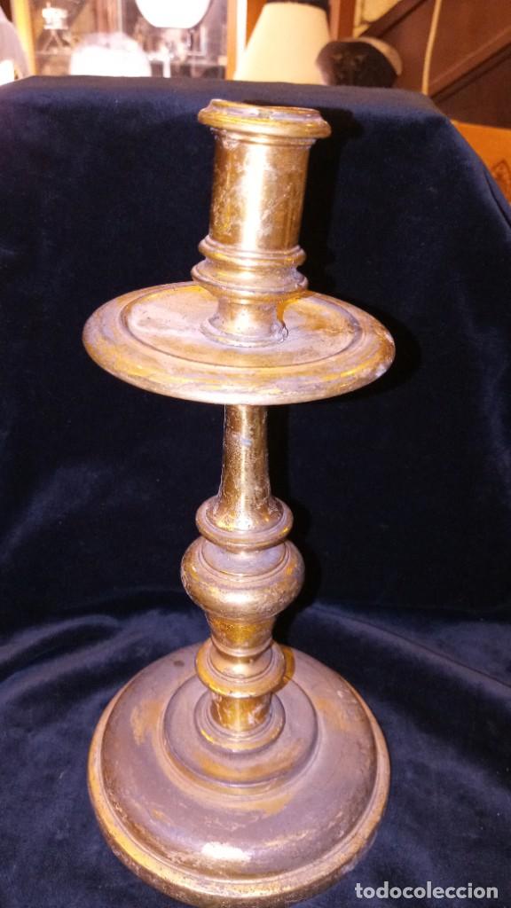 Antig&uuml;edades: Candelero antiguo de bronce - Foto 1
