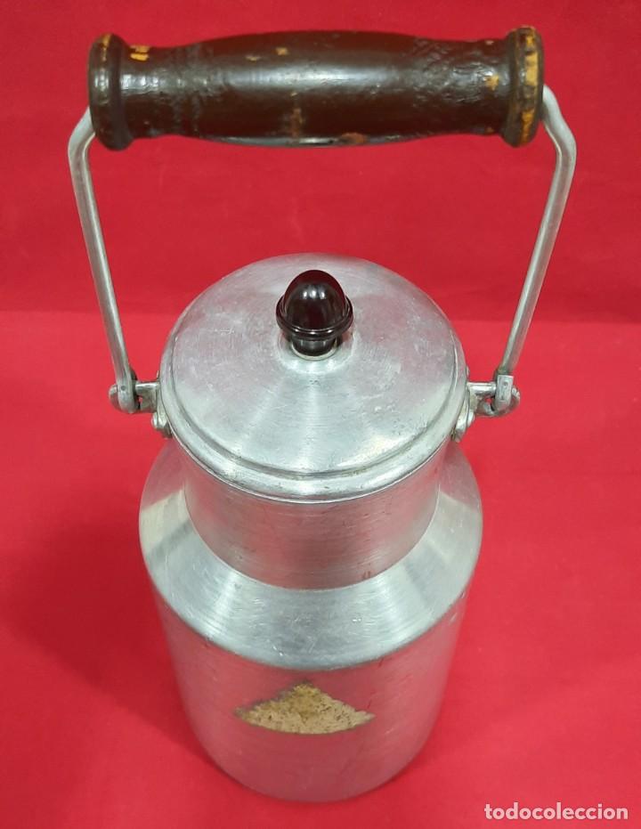Antig&uuml;edades: LECHERA DE MANO DE ALUMINIO CON ASA DE MADERA - Foto 2