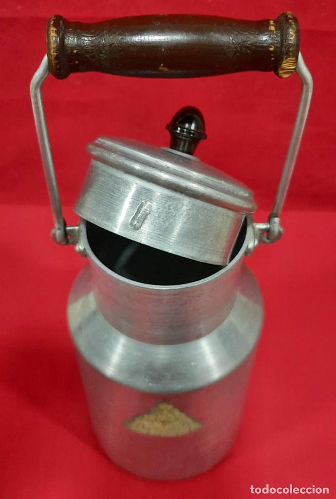Antig&uuml;edades: LECHERA DE MANO DE ALUMINIO CON ASA DE MADERA - Foto 3