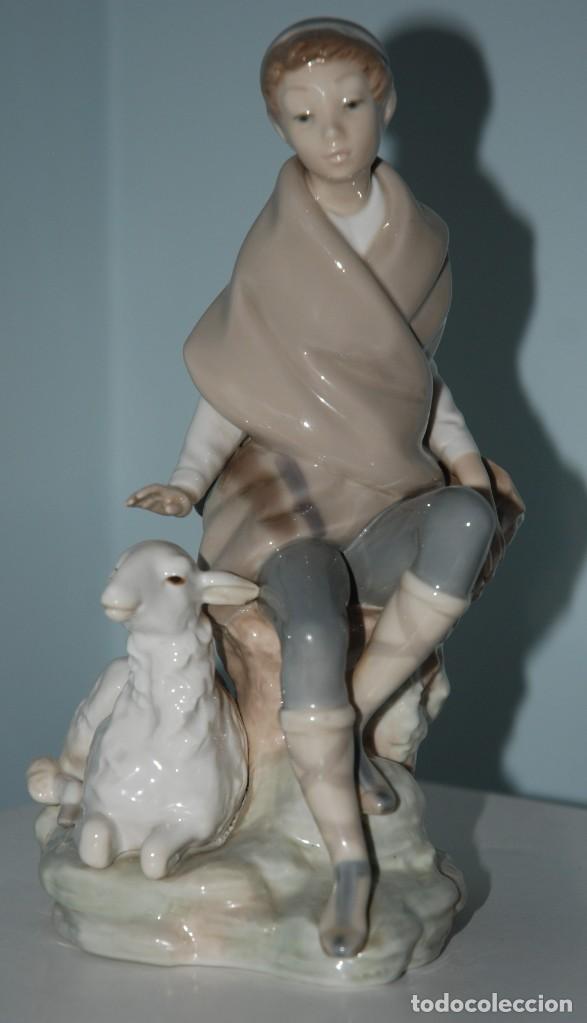 Antig&uuml;edades: Lladr&oacute;. Figura de pastor. - Foto 1